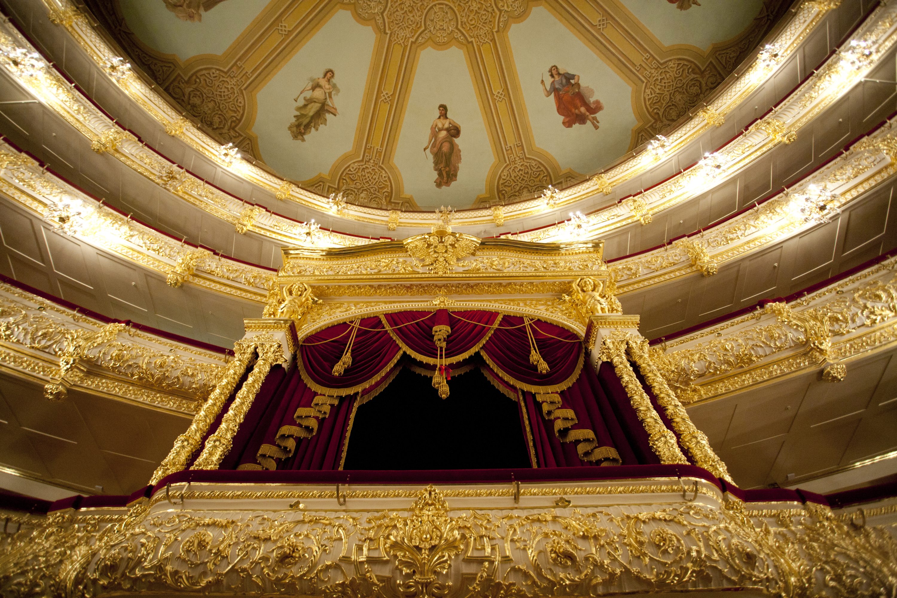 Theater in russia. Императорская ложа в большом театре. Царская ложа большого театра. Большой театр ложа. Царская ложа большого театра внутри.