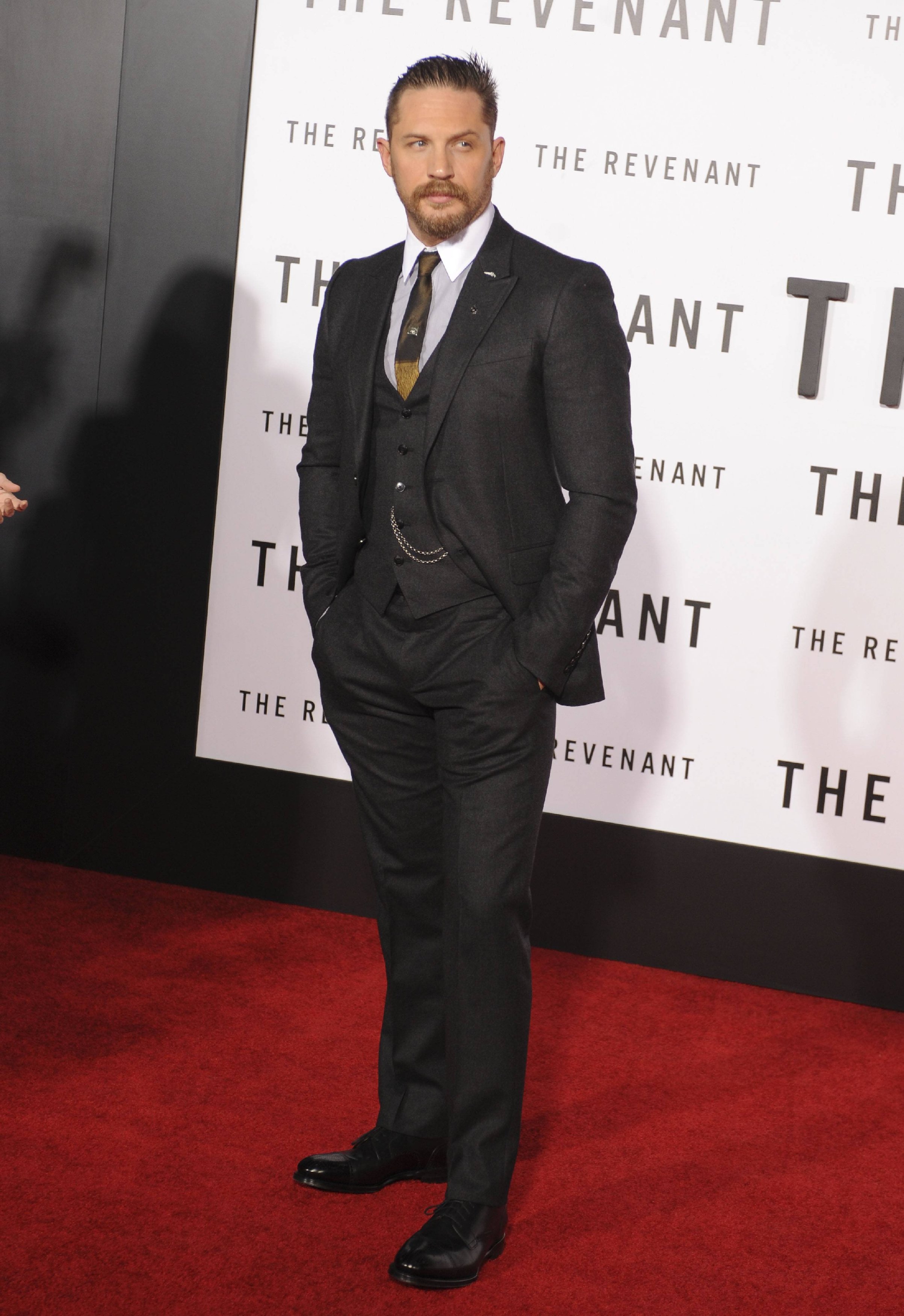 Том харди в полный рост. Том харди в костюме. Рост тома харди. Стиль тома харди. Том харди в полный рост.