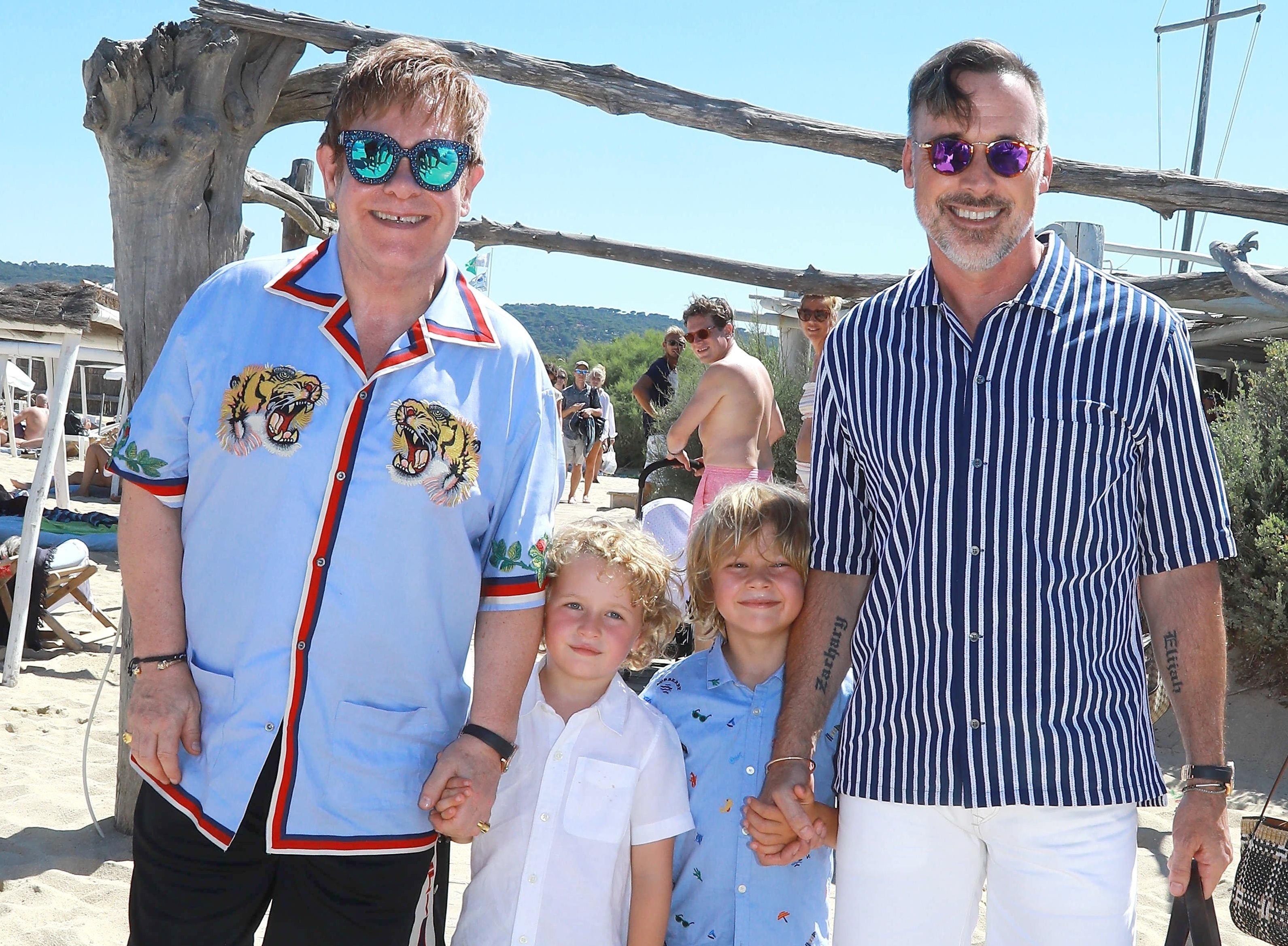 Элтон джон семья. Дэвид ферниш. Сыновья элтона джона. Элтон джон с детьми 2023. Элтон джон и дэвид ферниш с детьми.