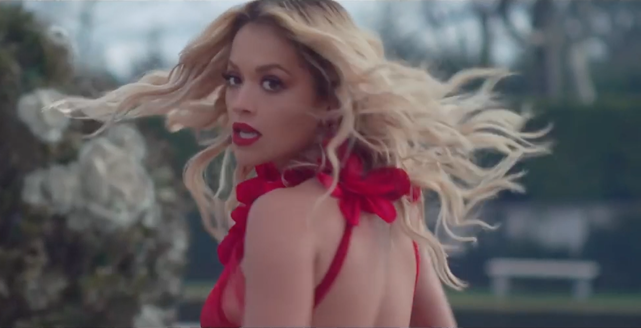 клип где девушки в красных платьях. клип где девушки в красных платьях. девушка в красном. келли леброк женщина в красном. актриса мэгги кью.