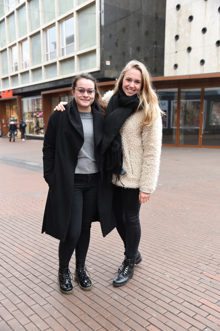 Нет — платьям и каблукам, да — рюкзакам и кроссовкам: как одеваются жительницы Голландии | WMJ.ru