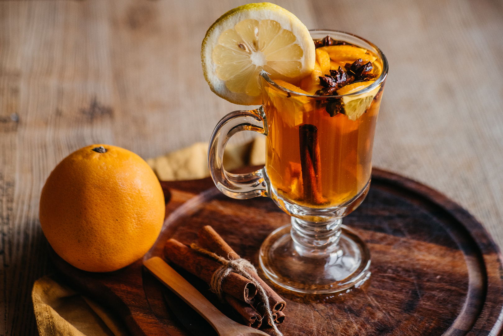 Грог коктейль. Цитрусовый грог. Глинтвейн алкогольный. Медовый грог. Грог напиток.