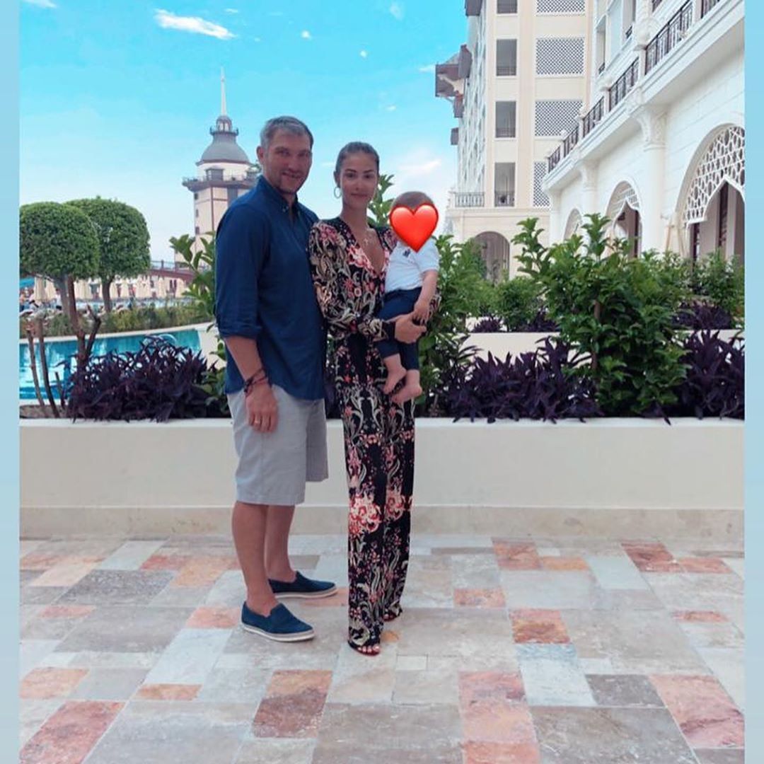 хоккей александр овечкин и дети. овечкин семья фото. александр овечкин с сыновьями. семья овечкина хоккеиста. александр овчекин с семьёй.