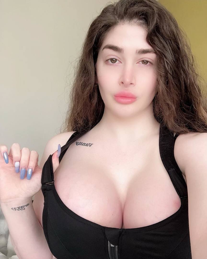 Гибрид Кардашьян и Андерсон: девушка потратила 12 миллионов рублей на  пластические операции | WMJ.ru