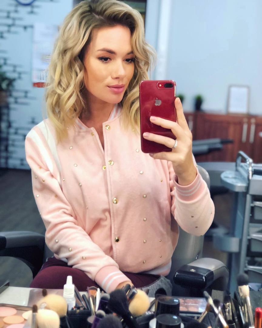 Ведущая хрупина. Звезды 1 канала. Новогодний голубой огонек 2023 на шаболовке. Звезды 1 канала. Голубой огонек 2014 ведущий.