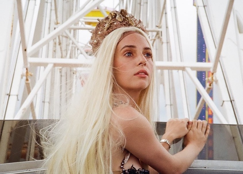 Korona Iz Rakushek I Rybij Hvost Doch Turman I Zvezda Ochen Strannyh Del Houk Perevoplotilas V Rusalku V Svoem Pervom Klipe Wmj Ru