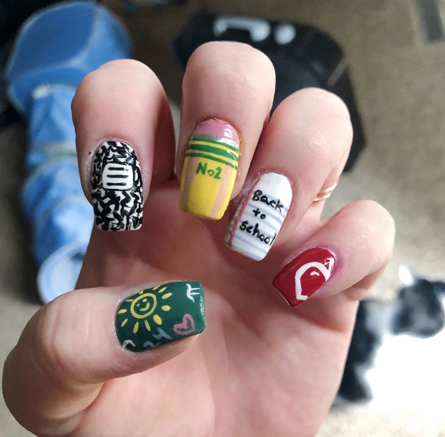ногти на каникулы. маникюр подростковый. маникюр на школьную тематику. школьный маникюр. маникюр подростковый.