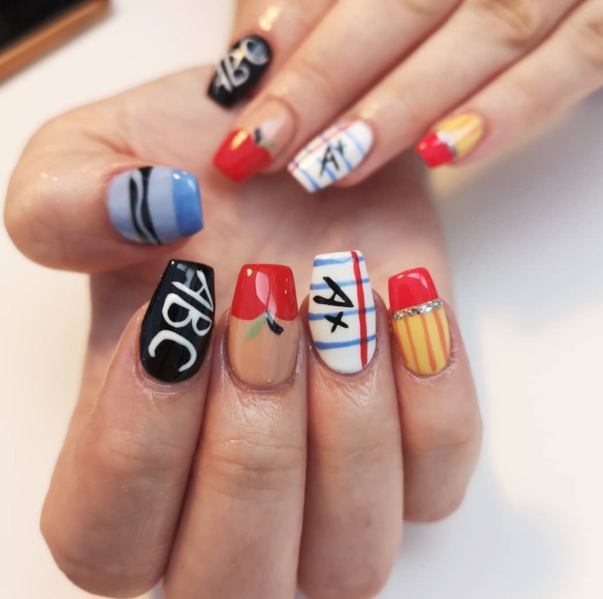 маникюр в школу. маникюр школа яркий. маникюр для подростка. маникюр на школьную тематику. ногти со школьной тематикой.