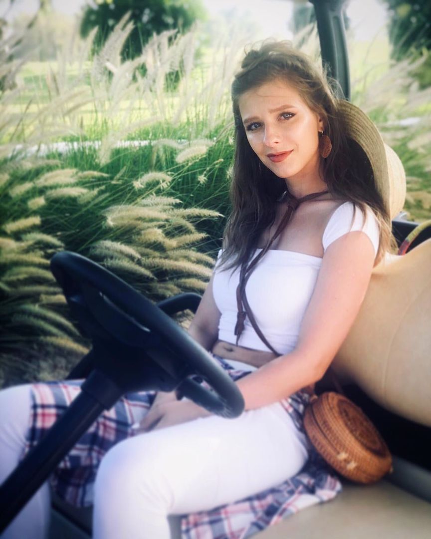 Лиза Арзамасова Фото В Купальнике