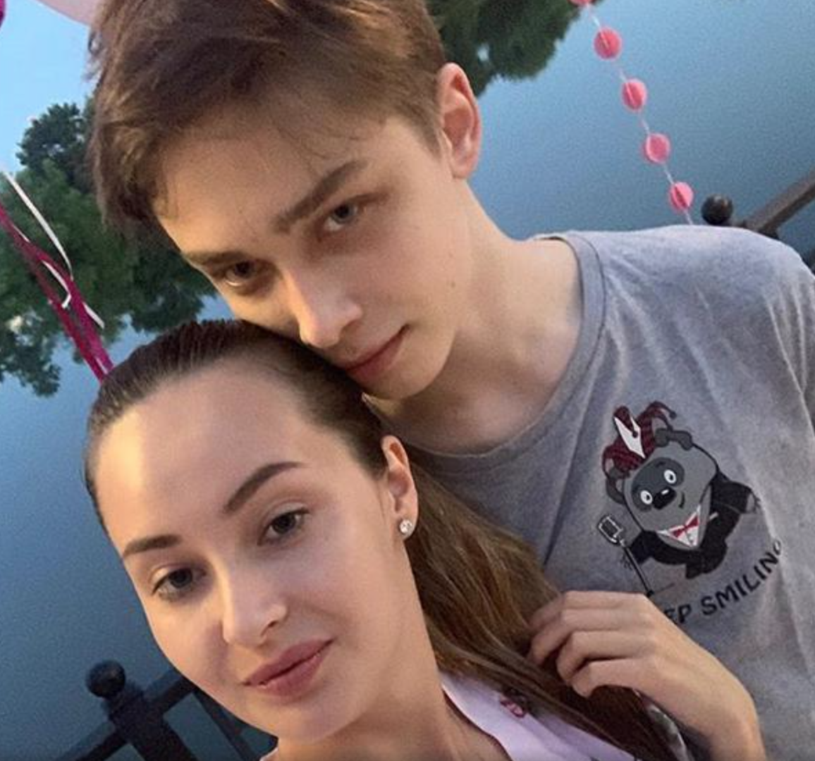 Сын встречается с девушкой. Сын встречается с девушкой. Сын встречается с девушкой. Невеста сына наташи королевой и тарзана. Сын встречается с девушкой.