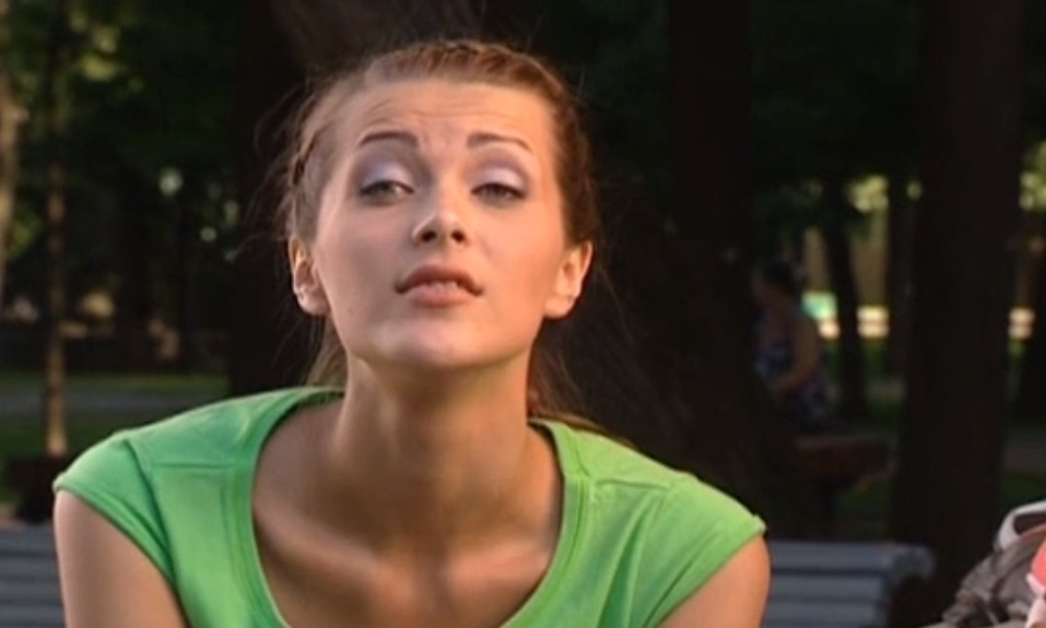 Анна Антонова И Галина Боб Загорают На Пляже – Женская Лига 2006