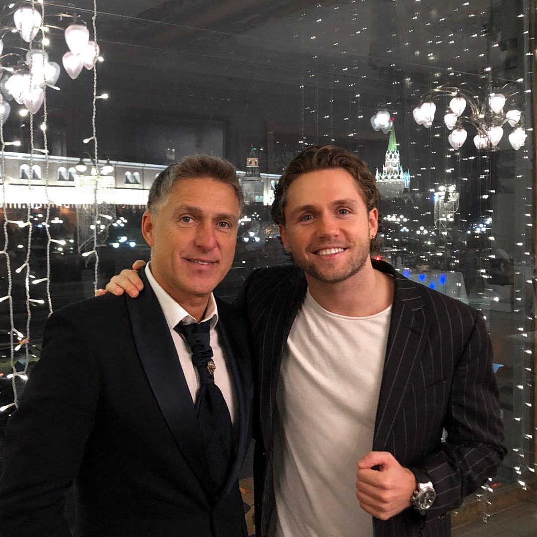 Отец целует сына. Группа отец и сын. Группа отец и сын. Христианская группа возрождение. Отец влада соколовского икс миссия.