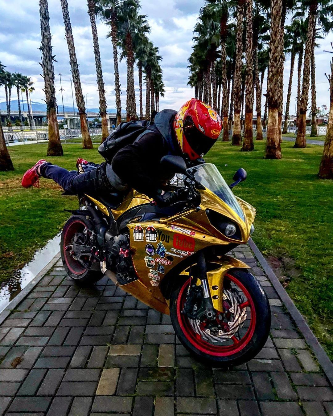 Yamaha r1 Wheelie