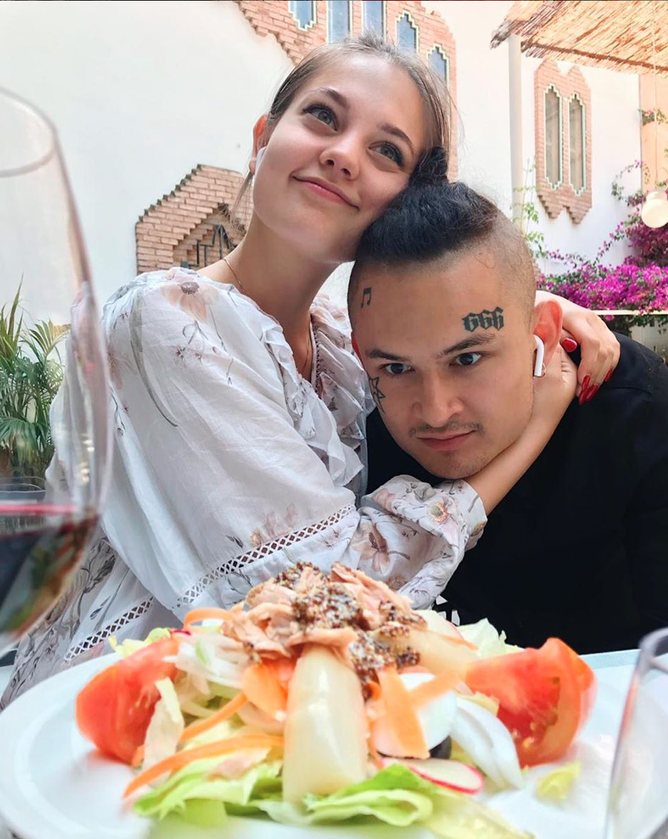 С кем сейчас встречается моргенштерн. Поцелуй клавы коки и моргенштерна. Моргенштерна 2021 с диларой. Клава кока и моргенштерн поцелуй. С кем сейчас встречается моргенштерн.