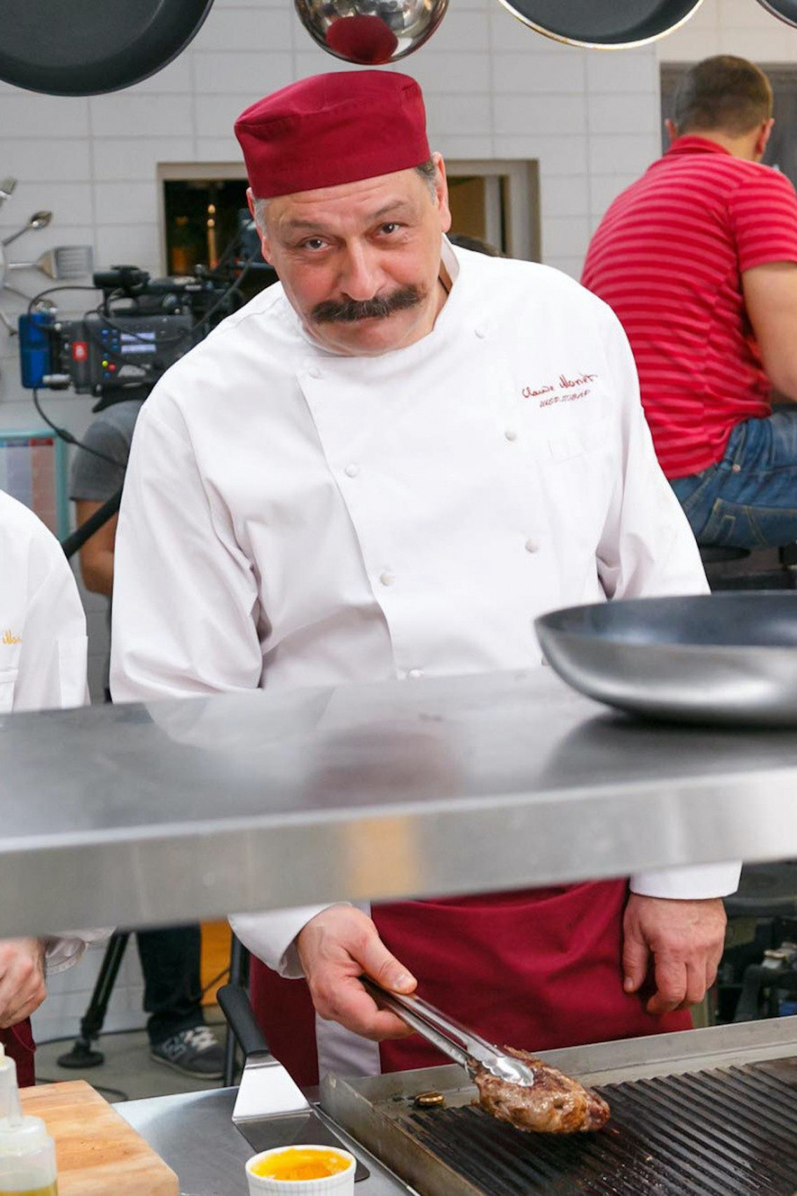 Актер кухня шеф как зовут. Назаров дмитрий юрьевич. Кухня война за отель виктор баринов. Дмитрий назаров шеф. Актер кухня шеф как зовут.