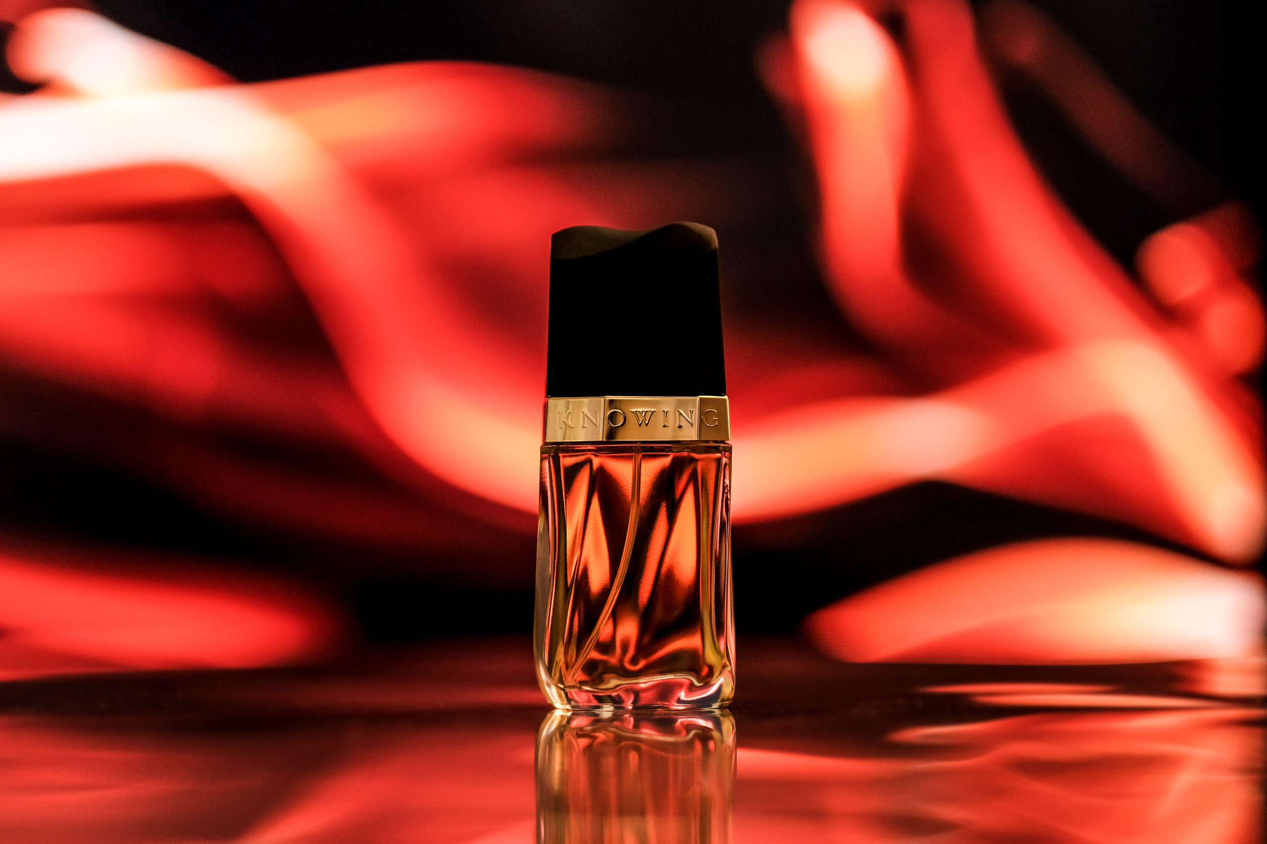 стойкий парфюм со шлейфом. парфюм so iris intense montale 100 ml. лалик духи. облаченная в роскошь духи. духи со шлейфом.