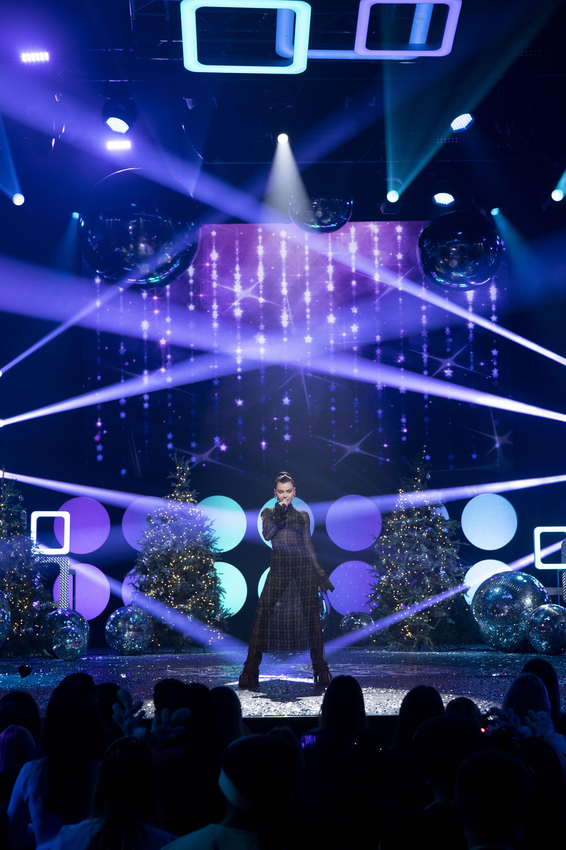 танцы у елки. певица елка муз тв. танцы елка концерт муз тв. елка тв. танцы елка музтв мбенд.