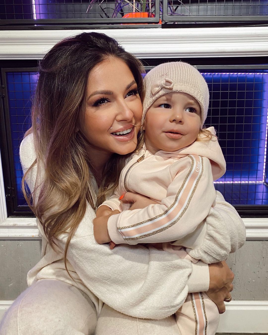 Симба сивова. Имя дочери нюши. Имя дочери нюши. Нюша певица дочь симба. Нюша с дочкой 2021.