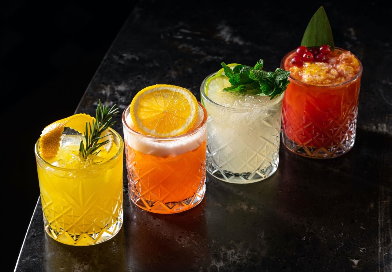 Tequila sunrise коктейль. Коктейль с ликером из бузины. Красивые безалкогольные коктейли. Коктейль маракуйя алкогольный. Барные коктейли.