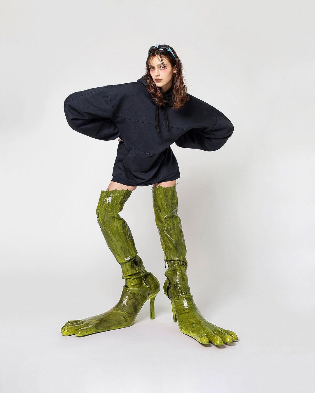 Balenciaga, подвинься: в Сети обсуждают ботфорты в виде огромных зеленыхлап