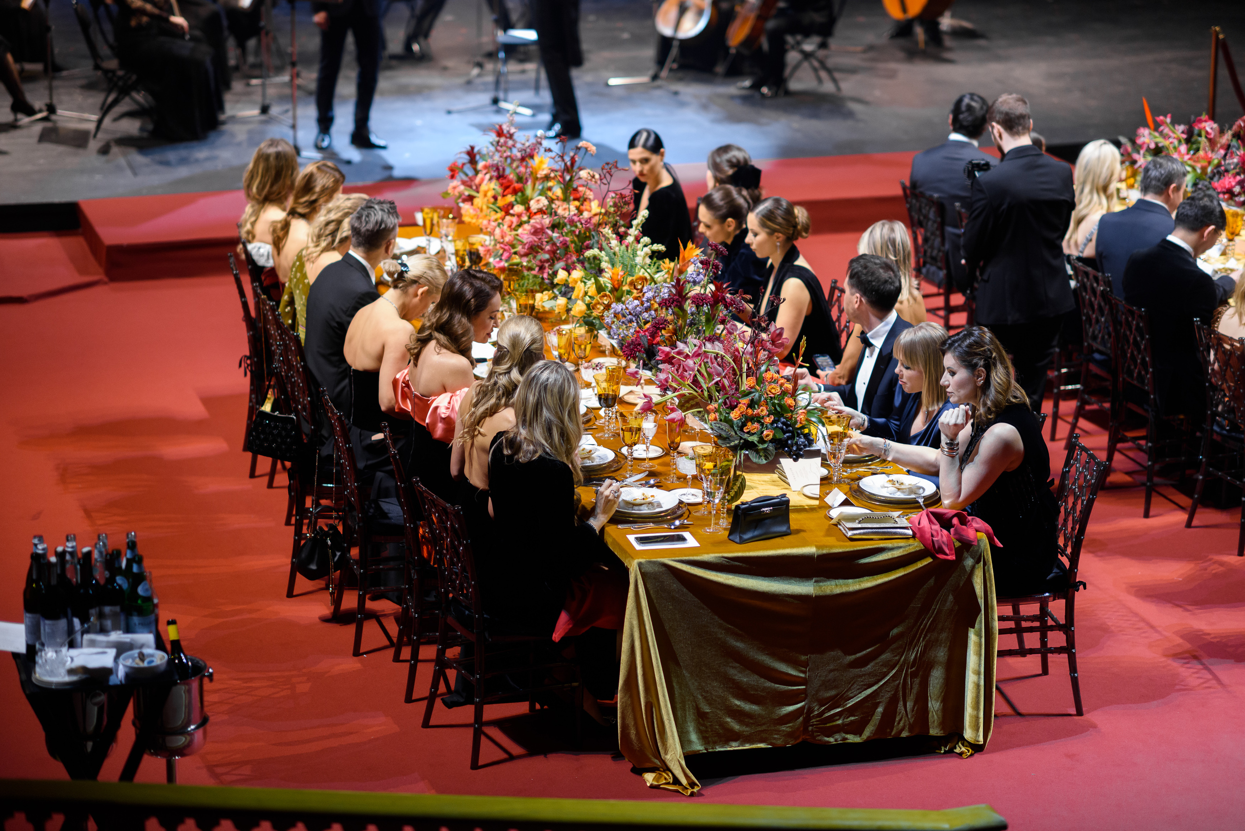 Оживленное светское мероприятие. Оживленное светское мероприятие. Светское мероприятие. Сплетница бал дебютанток. Светское мероприятие на природе.