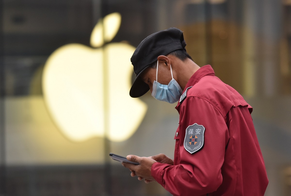 Покупатель возле магазина Apple в Пекине