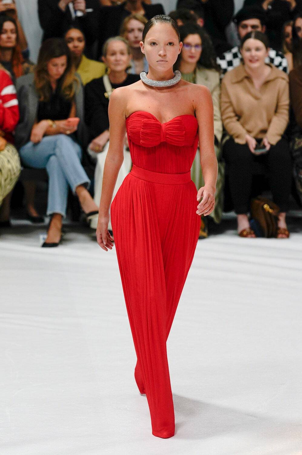 Лила Грейс Мосс на шоу Richard Quinn Spring 2022