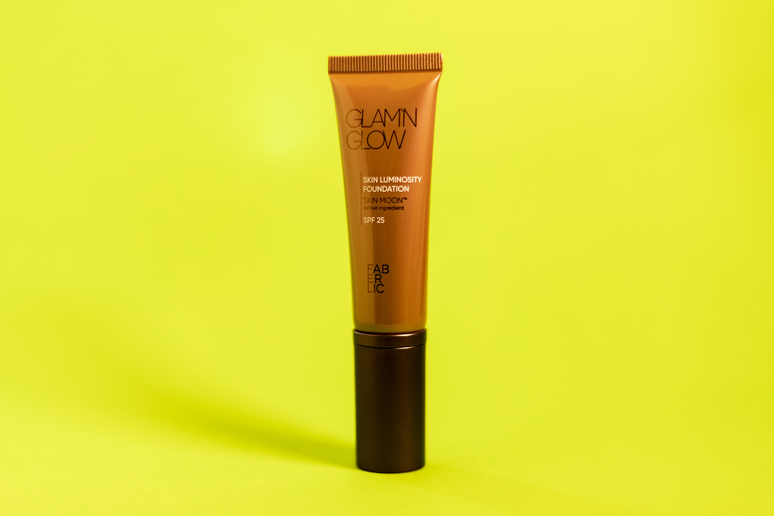 Тональное средство с сиянием Glam'n Glow, Faberlic, 599 руб.