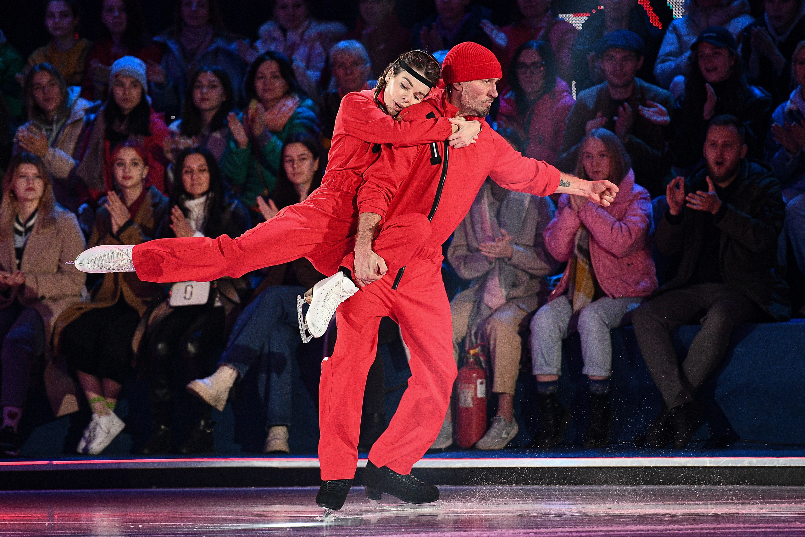 Роман костомаров танцы на льду. Роман костомаров фигурист. Навка костомаров не отрекаются любя. Навка и костомаров олимпиада. Выступление костомарова на шоу аватар.