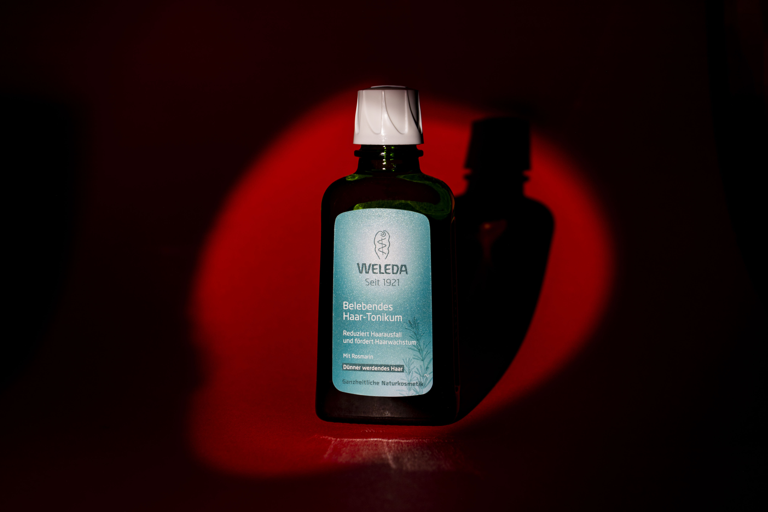 Укрепляющее средство для роста волос с розмарином Revitalizing Hair Tonic, Weleda, 1131 руб.