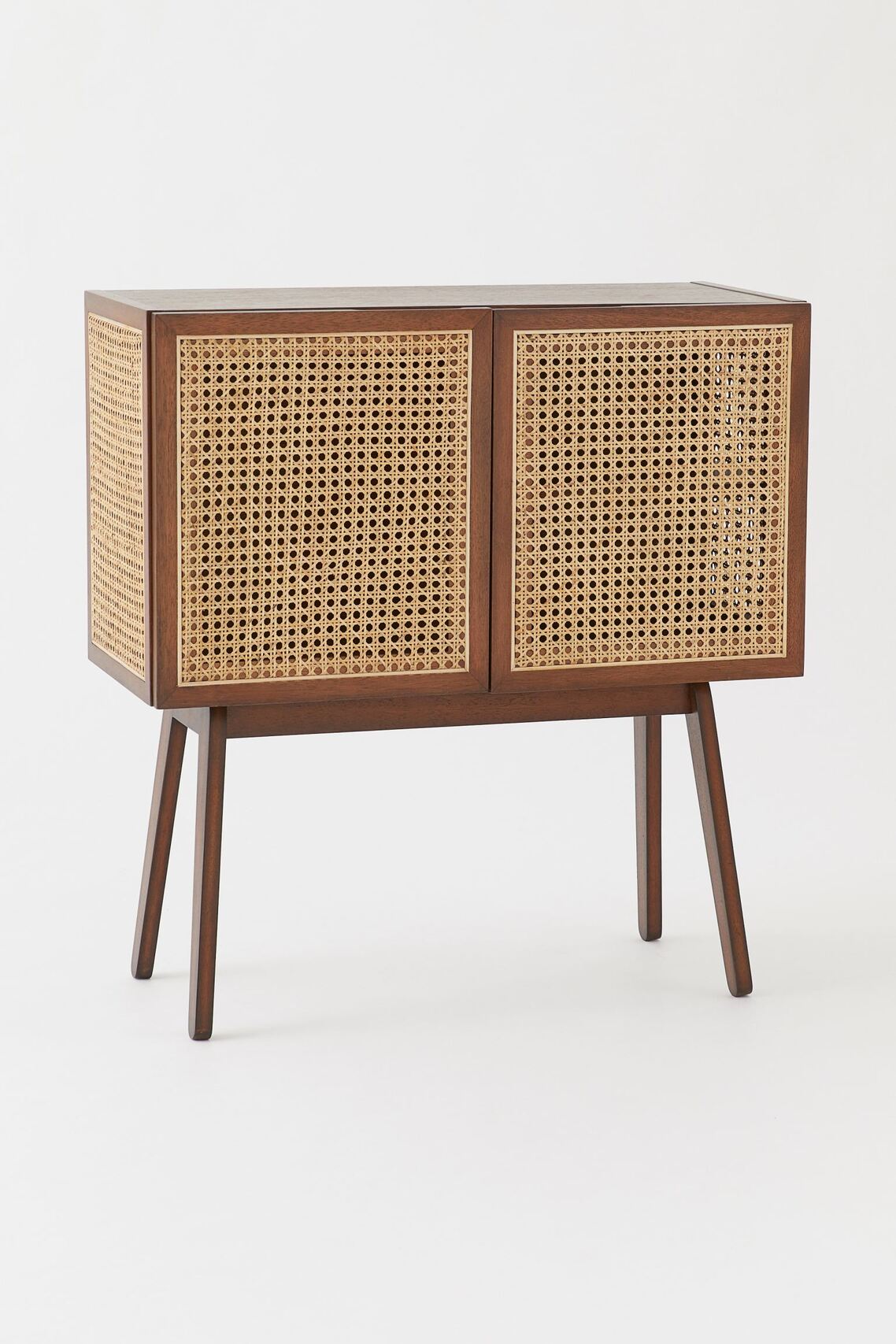 Шкафчик с дверцами из ротанга, H&M Home, 19 999 руб.