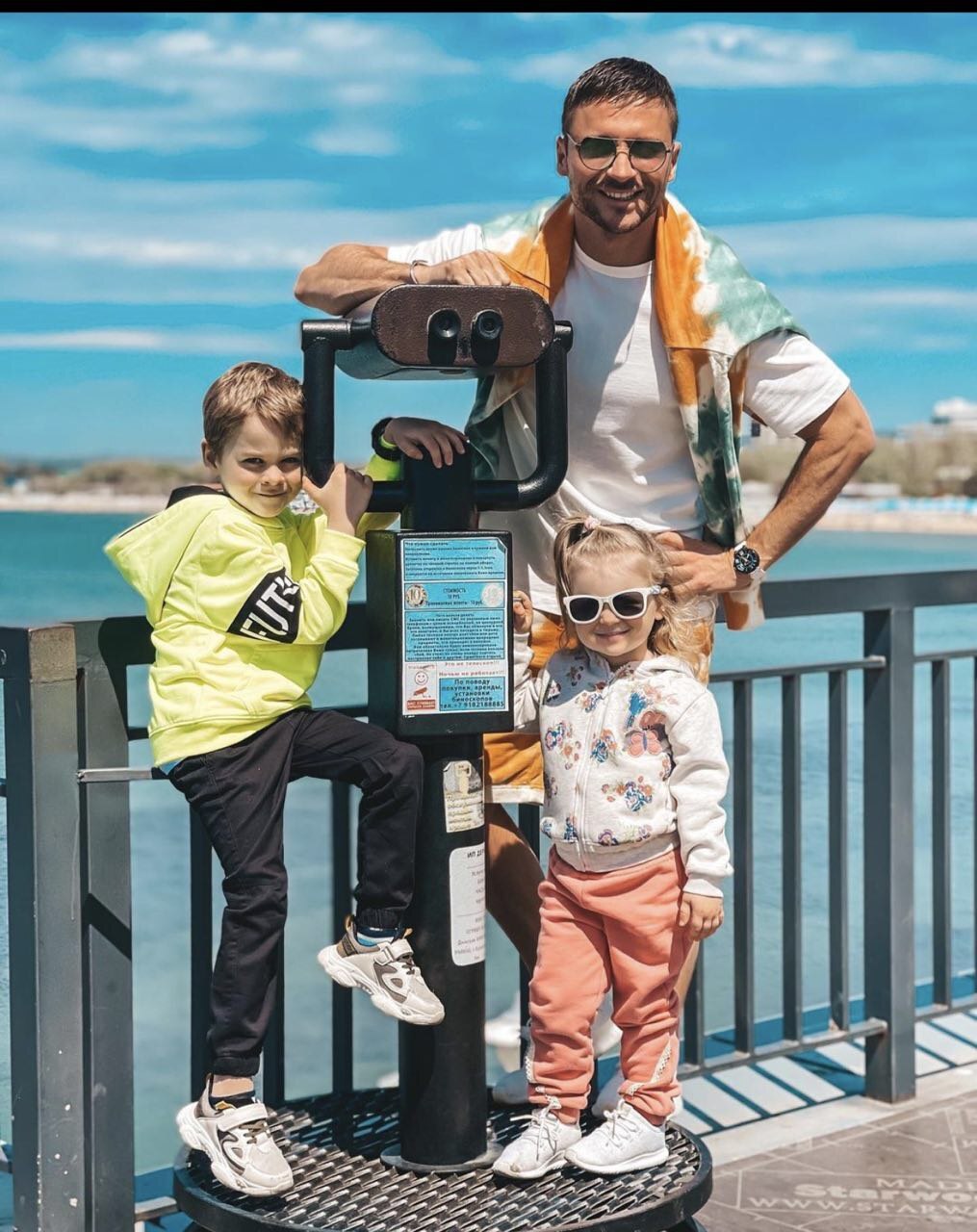 Сергей Лазарев с детьми