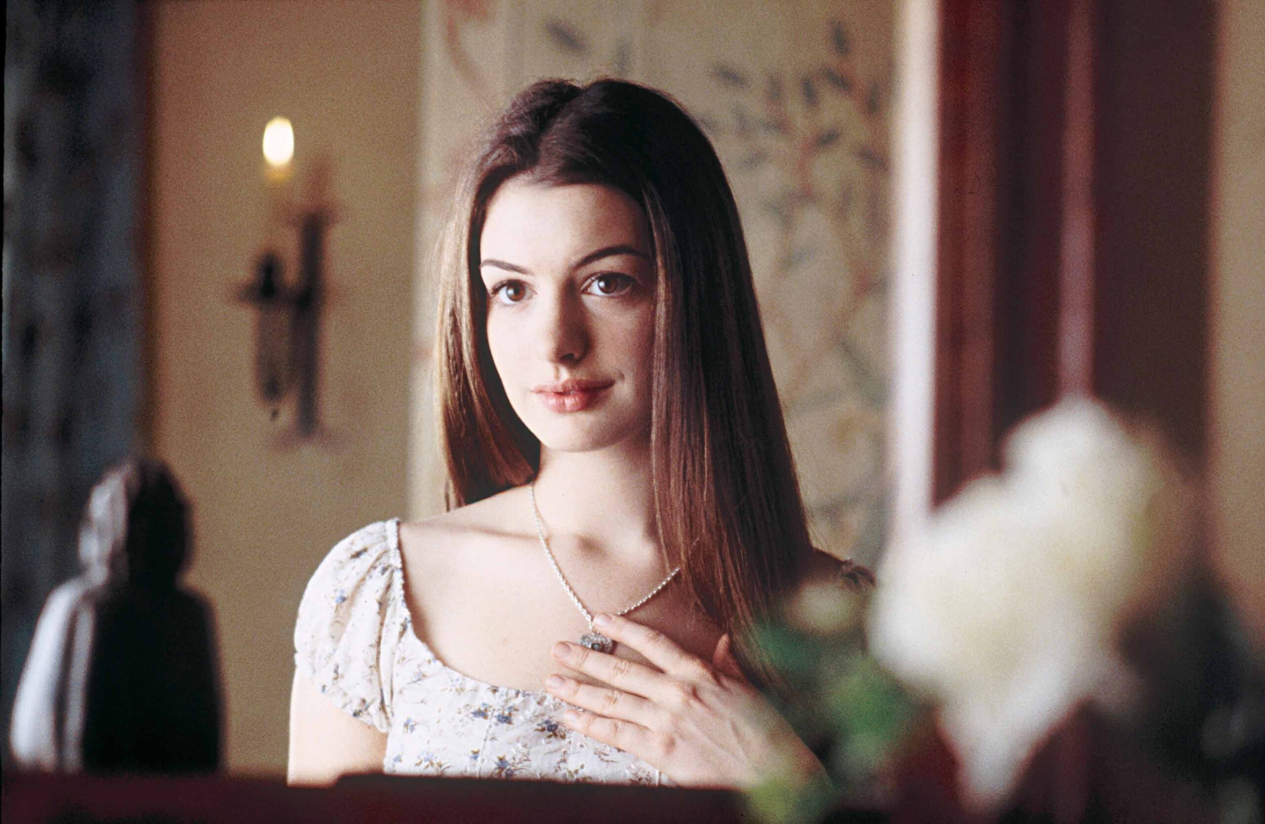 Энн Хэтэуэй в фильме «Заколдованная Элла», 2004