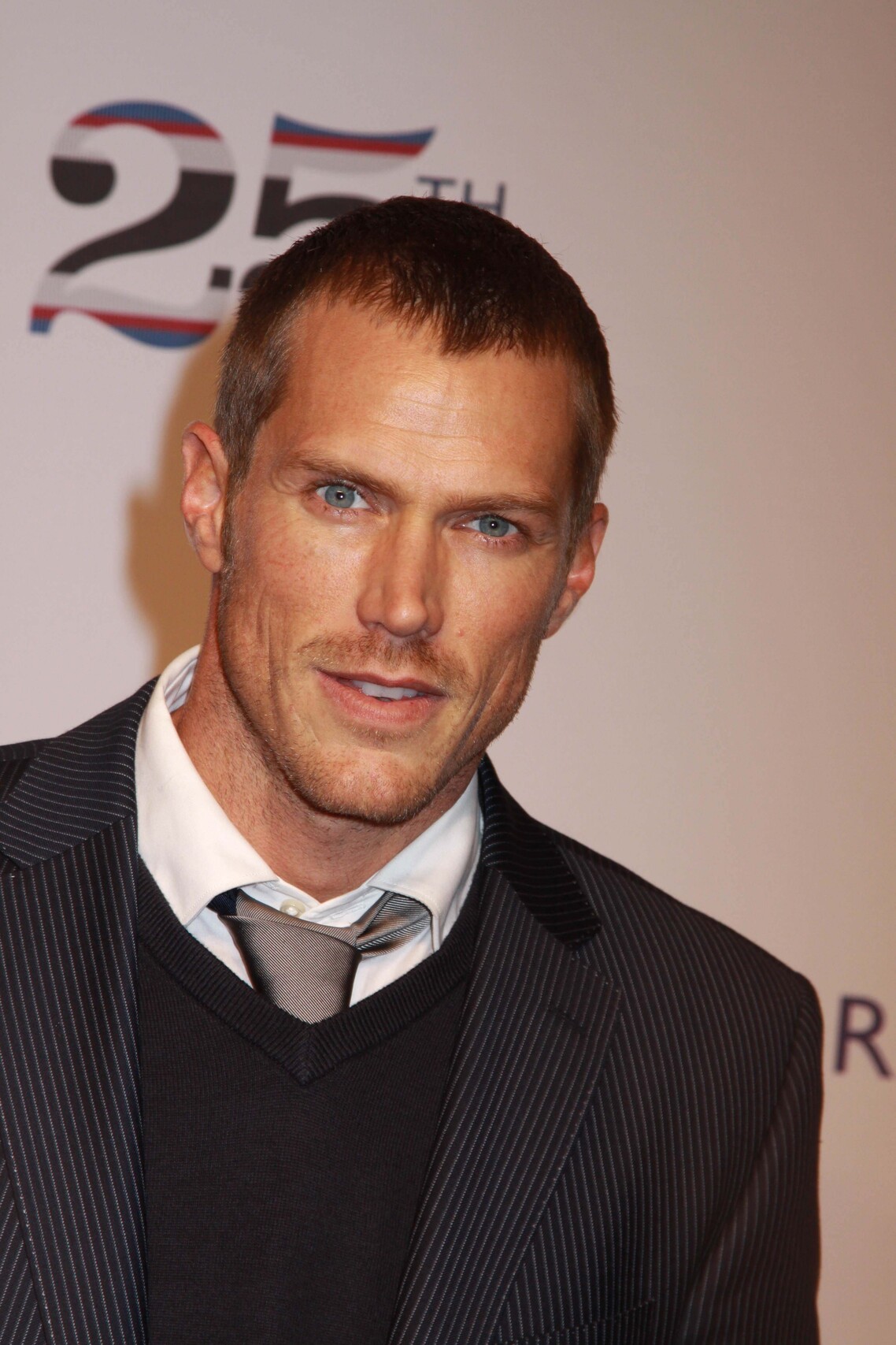 Джейсон Льюис на показе Томми Хилфигера, 2011 г.