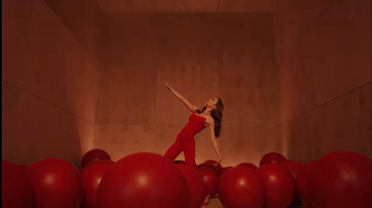 Лили Коллинз