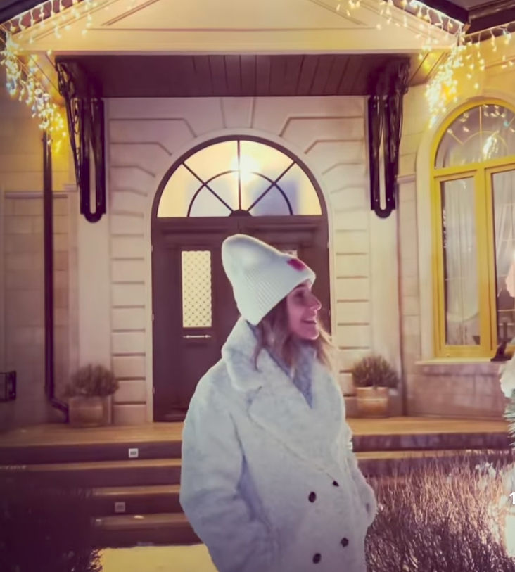 Новогодний декор загородного дома Юлии Ковальчук и Алексея Чумакова