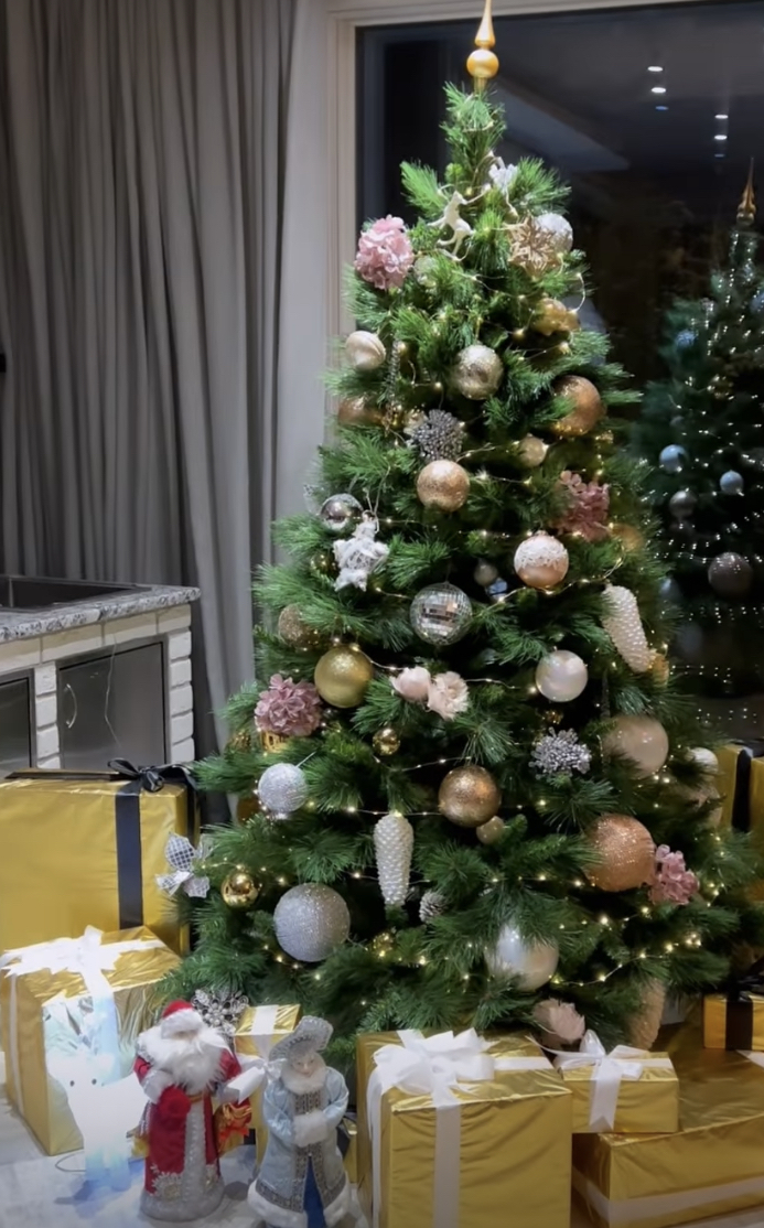 Новогодний декор загородного дома Юлии Ковальчук и Алексея Чумакова