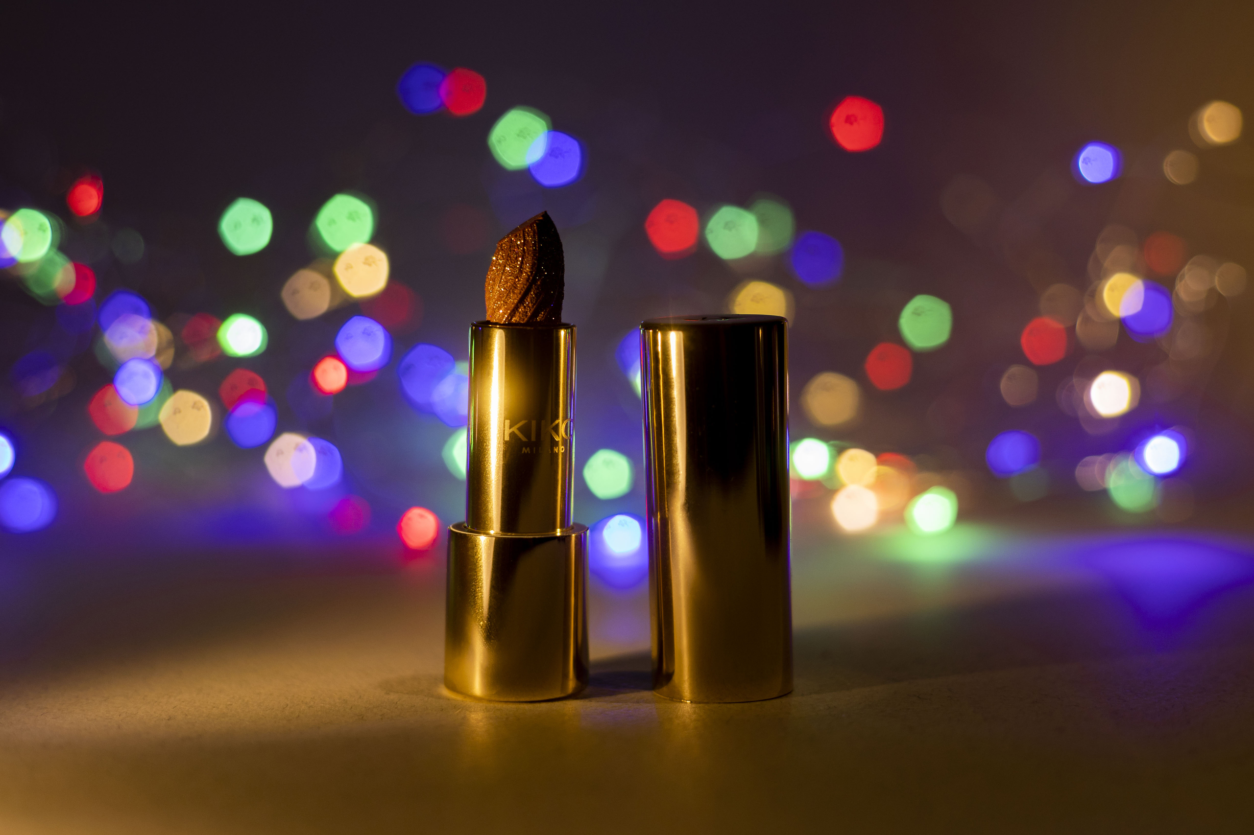 Помада для губ со сверкающим глиттером Enchanting Lipstick, оттенок 01, Holiday Fable, Kiko Milano, 1 299 руб.