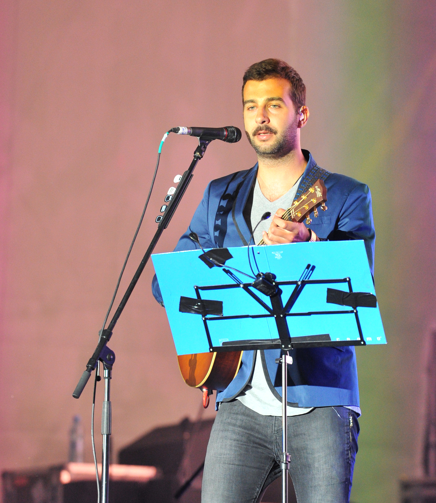 Певцов ургант. Певцов ургант. Звери ургант. Певцов ургант. Вечерний ургант 2021.