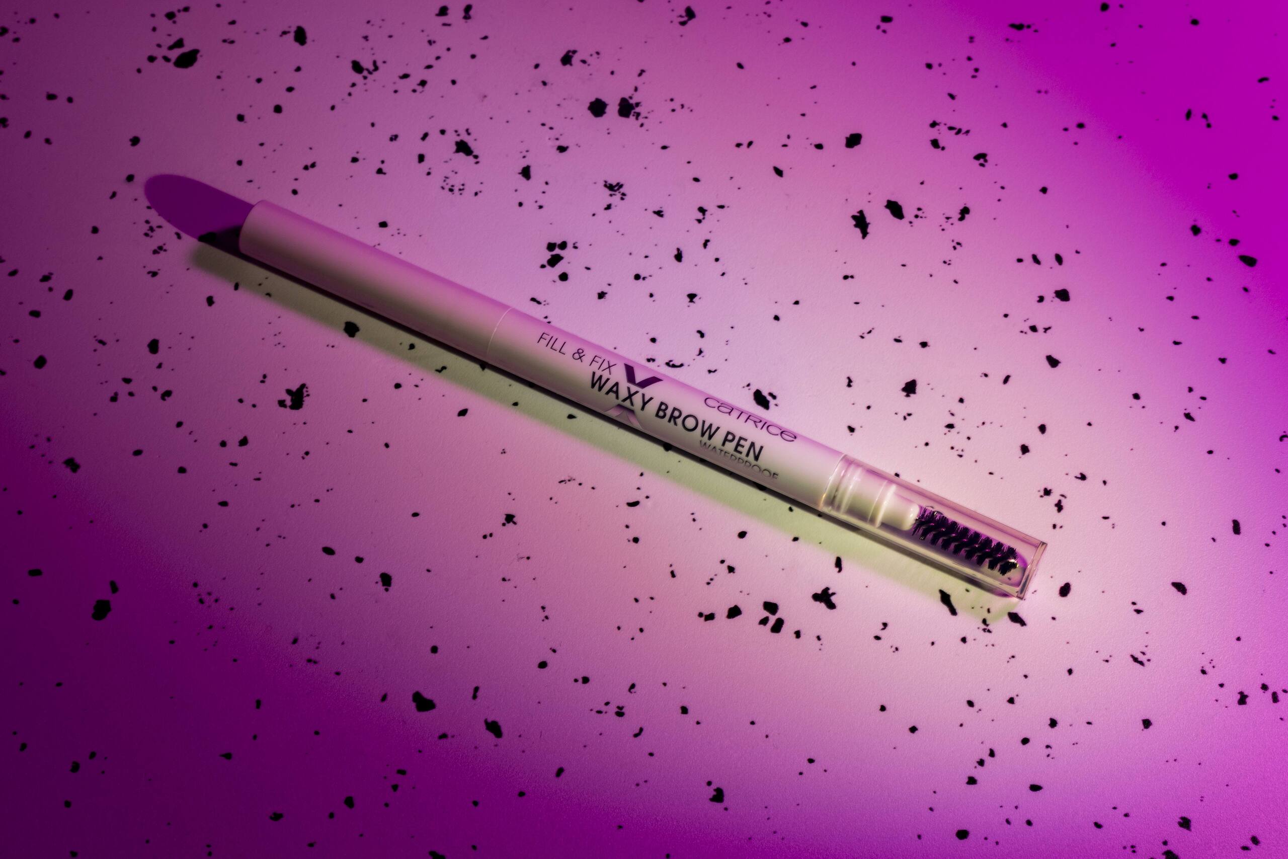 Водостойкий восковый карандаш для бровей Fill & Fix Waxy Brow Pen Waterproof, Catrice, 371 руб. 