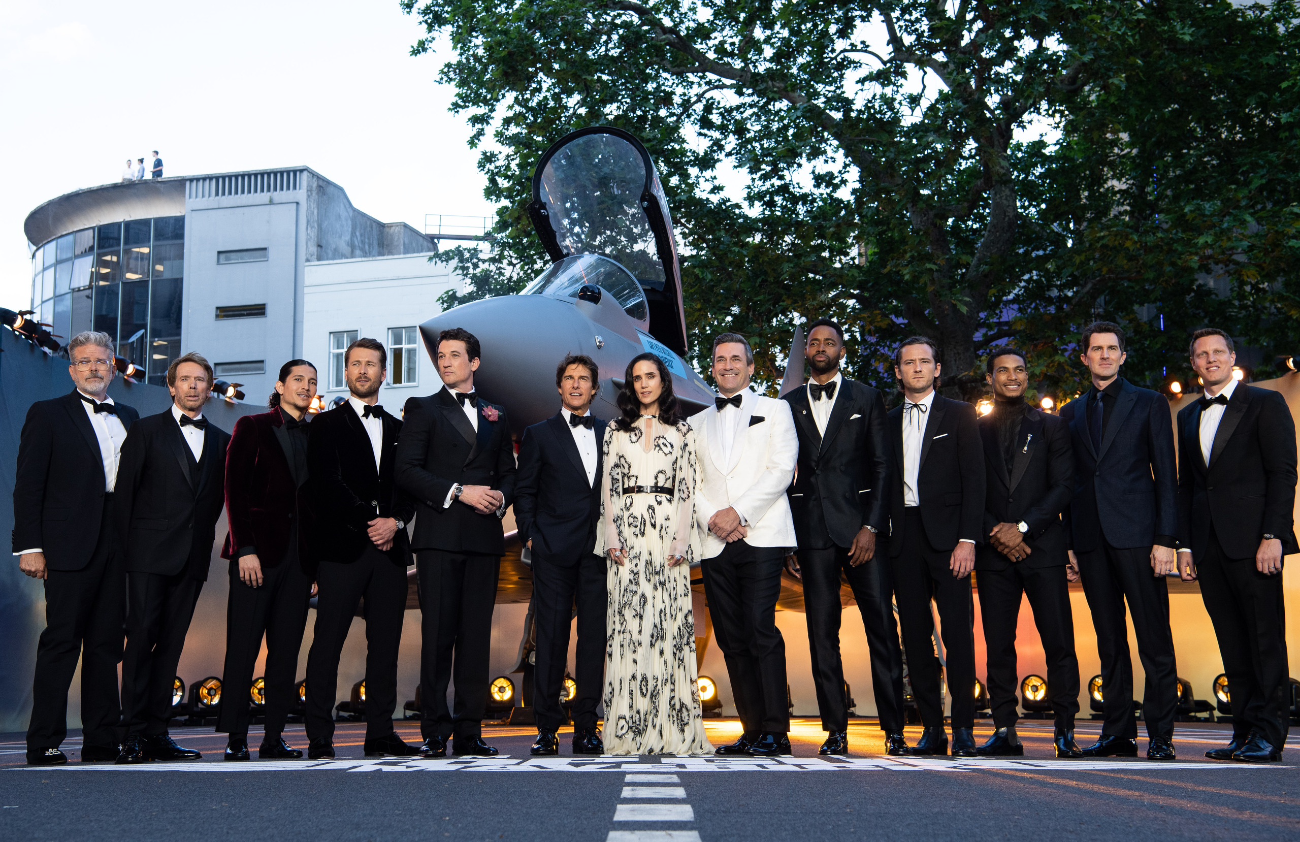 Кристофер Маккуорри, Джерри Брукхаймер, Дэнни Рамирес, Глен Пауэлл, Майлз Теллер, Том Круз, Дженнифер Коннелли, Джон Хэмм, Джей Эллис, Льюис Пуллман, Грег Тарзан Дэвис, Джозеф Косински и Дэвид Эллисон