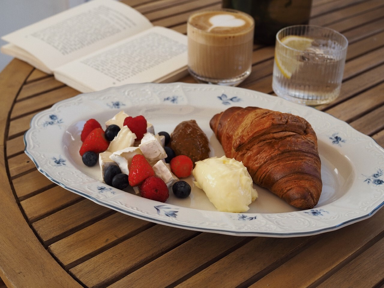 «Публика» х Frenchie: июльские бранчи по-французски