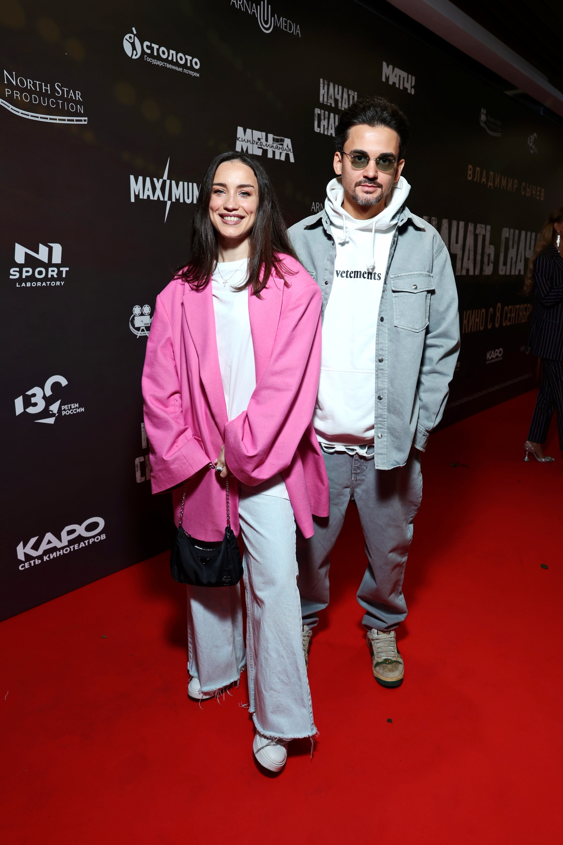 Виктория Дайнеко со спутником