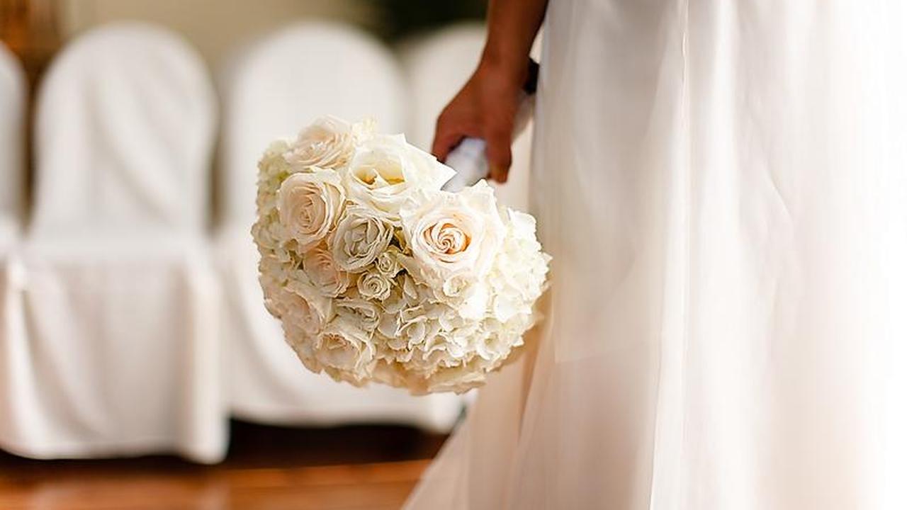 Свадебное платье с букетом. Букет невесты под платье айвори. Букет к атласному свадебному платью. Букет к свадебному платью молочного цвета