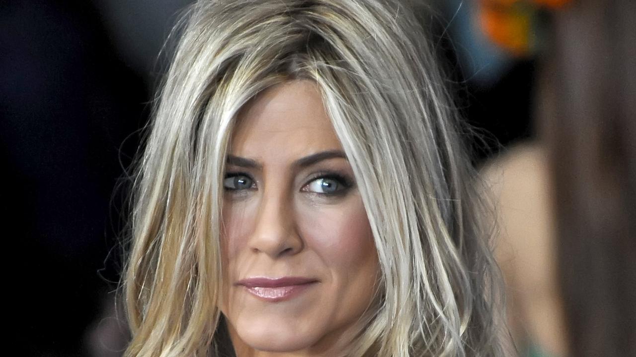 Блондирование Энистон. Дженнифер Энистон пепельный. Дженнифер Энистон с седыми волосами. Дженнифер Энистон отросшие корни