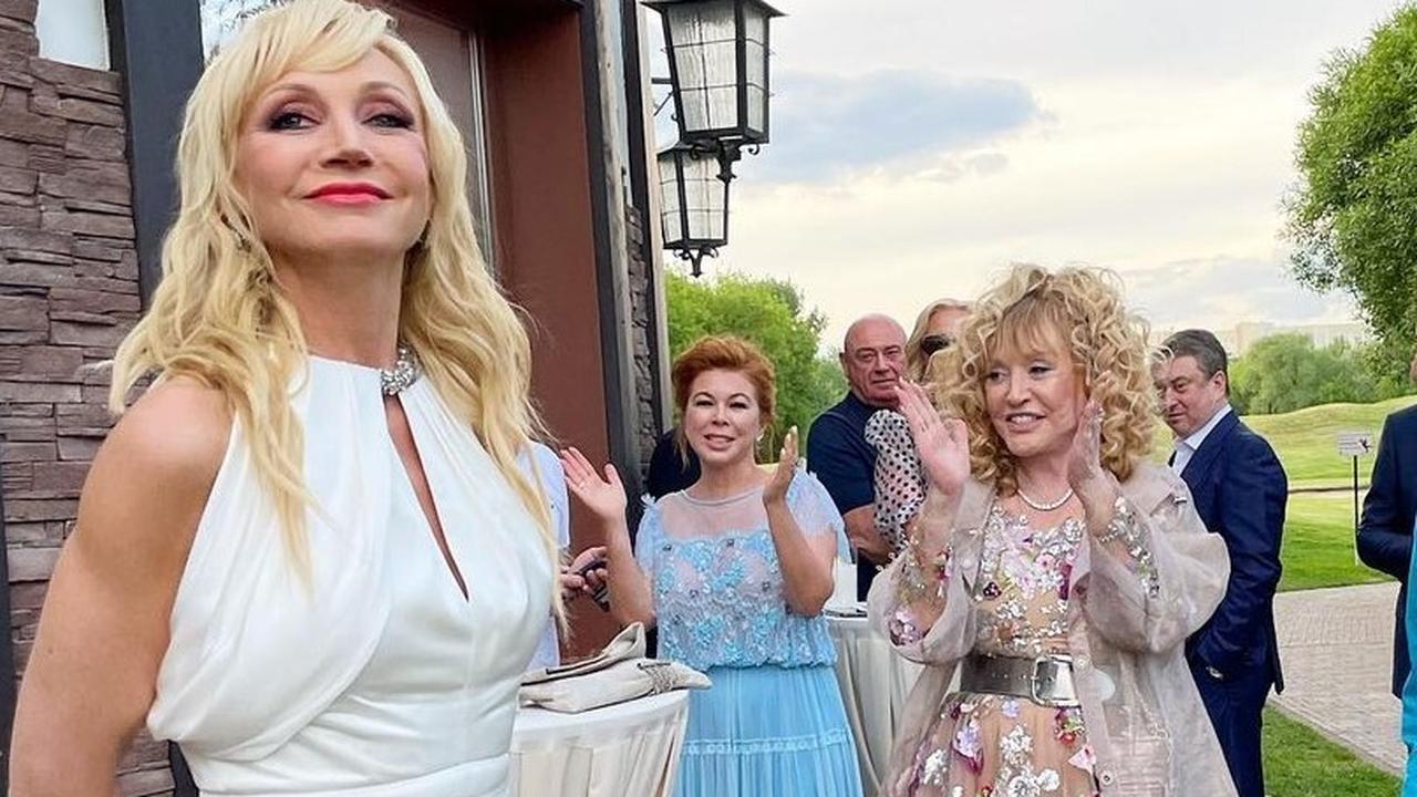 Пугачева на день рождения. Пугачева в 1993г. Платье аллы пугачевой на день рождение орбакайте. Пугачева на др кристины орбакайте 50. Пугачева на день рождения.