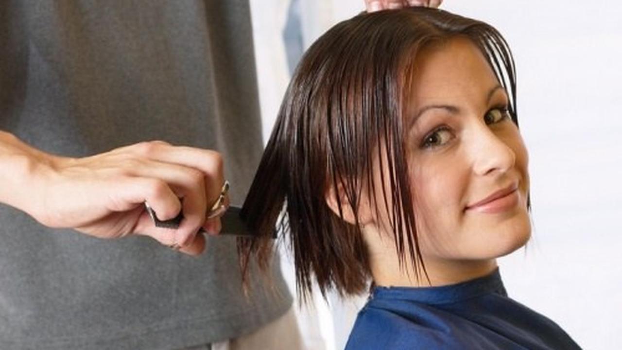 стричь волосы. парикмахер. как подстричь волосы стрижки. стрижка каре с филировкой. стрижки на очень тонкие волосы.