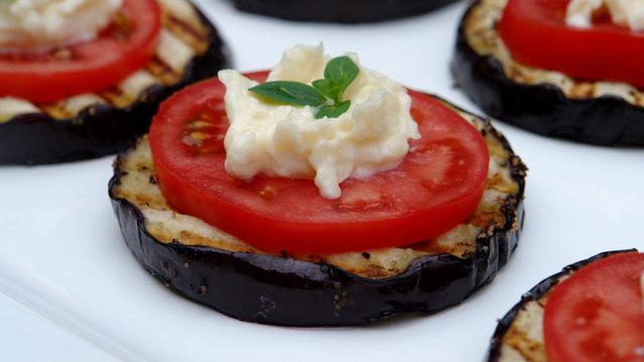 Баклажаны жареные с чесноком и помидорами