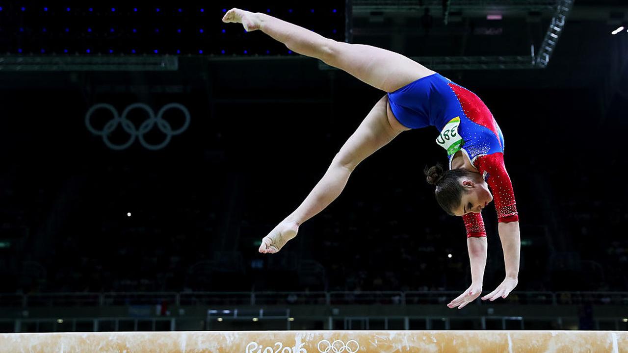 казусы в спортивной гимнастике. гимнастка в красном купальнике. трико гимнастка. маккайла марони олимпиада 2012. гимнастки на море без трико.