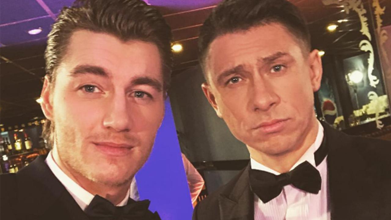 Алексей воробьев в шоу холостяк. Алексей воробьев холостяк на тнт. Воробьев и батрутдинов холостяк. Тнт шоу холостяк батрутдинов. Шоу холостяк тнт.